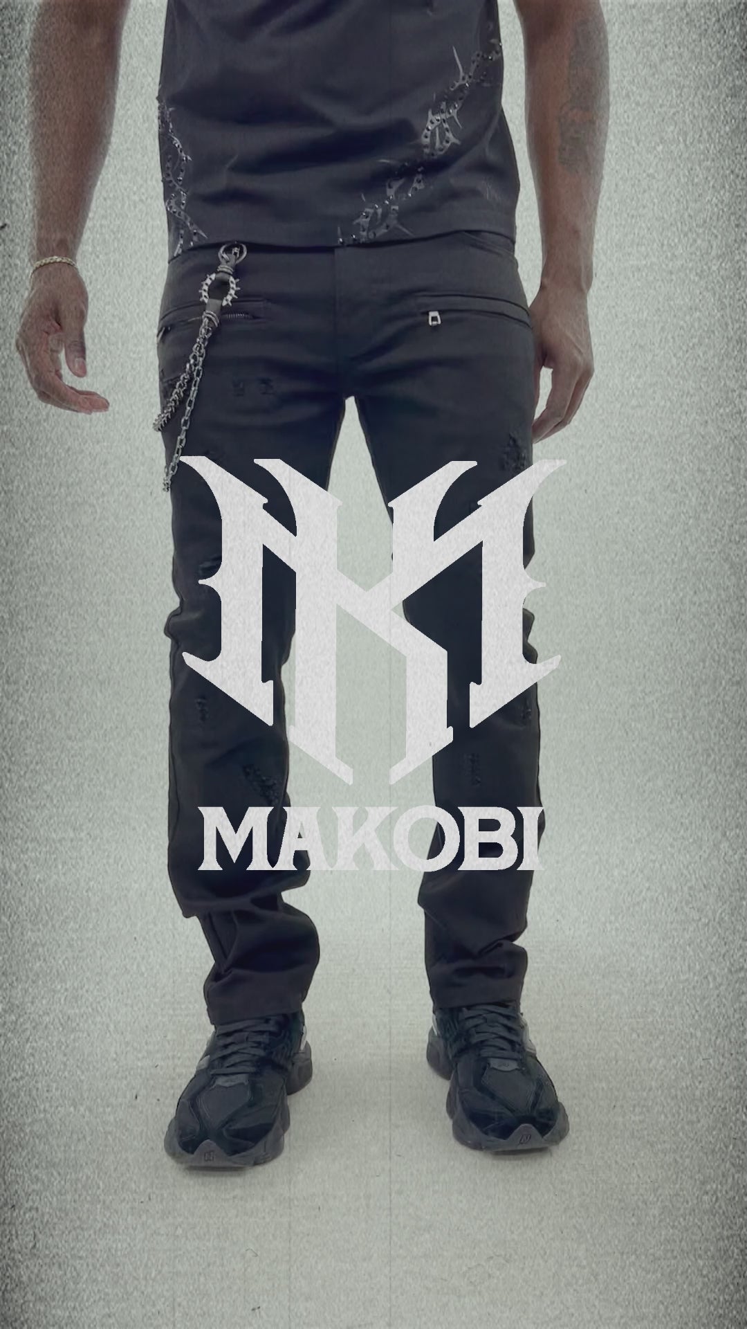 Video laden: M1763 Adorni Chain Pants - Dark Wash